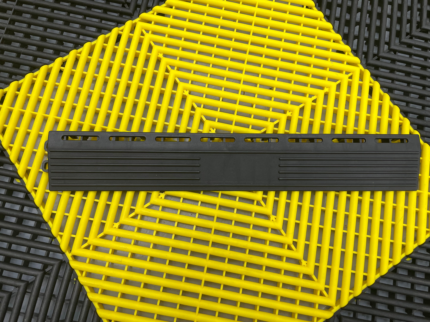 Modular floor edge - female side