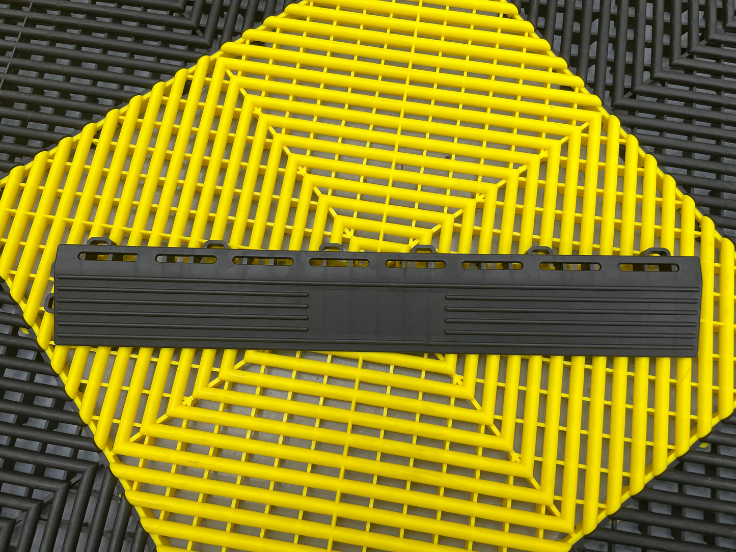 Modular floor edge - male side