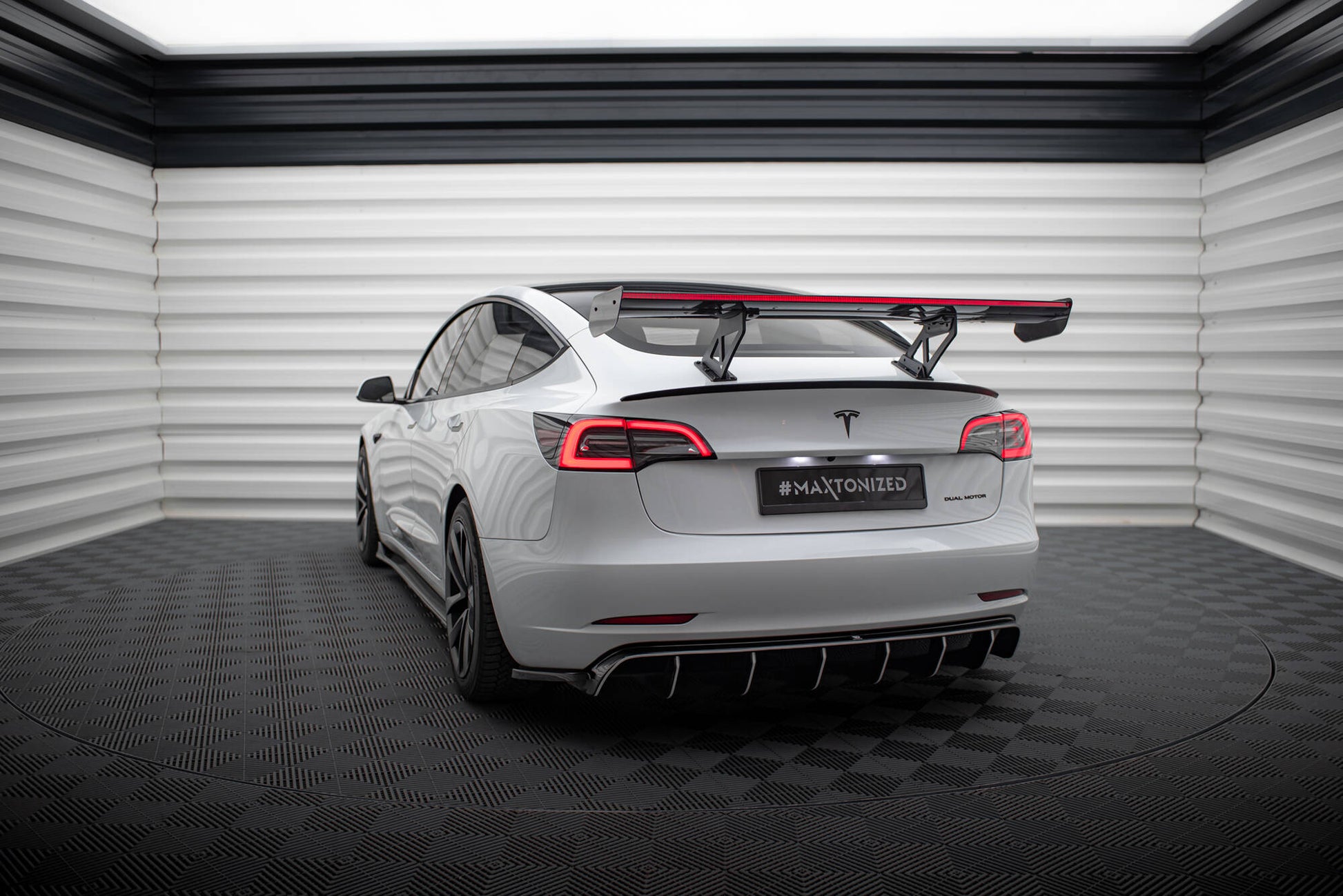 Carbon Spoiler + LED Tesla Model 3