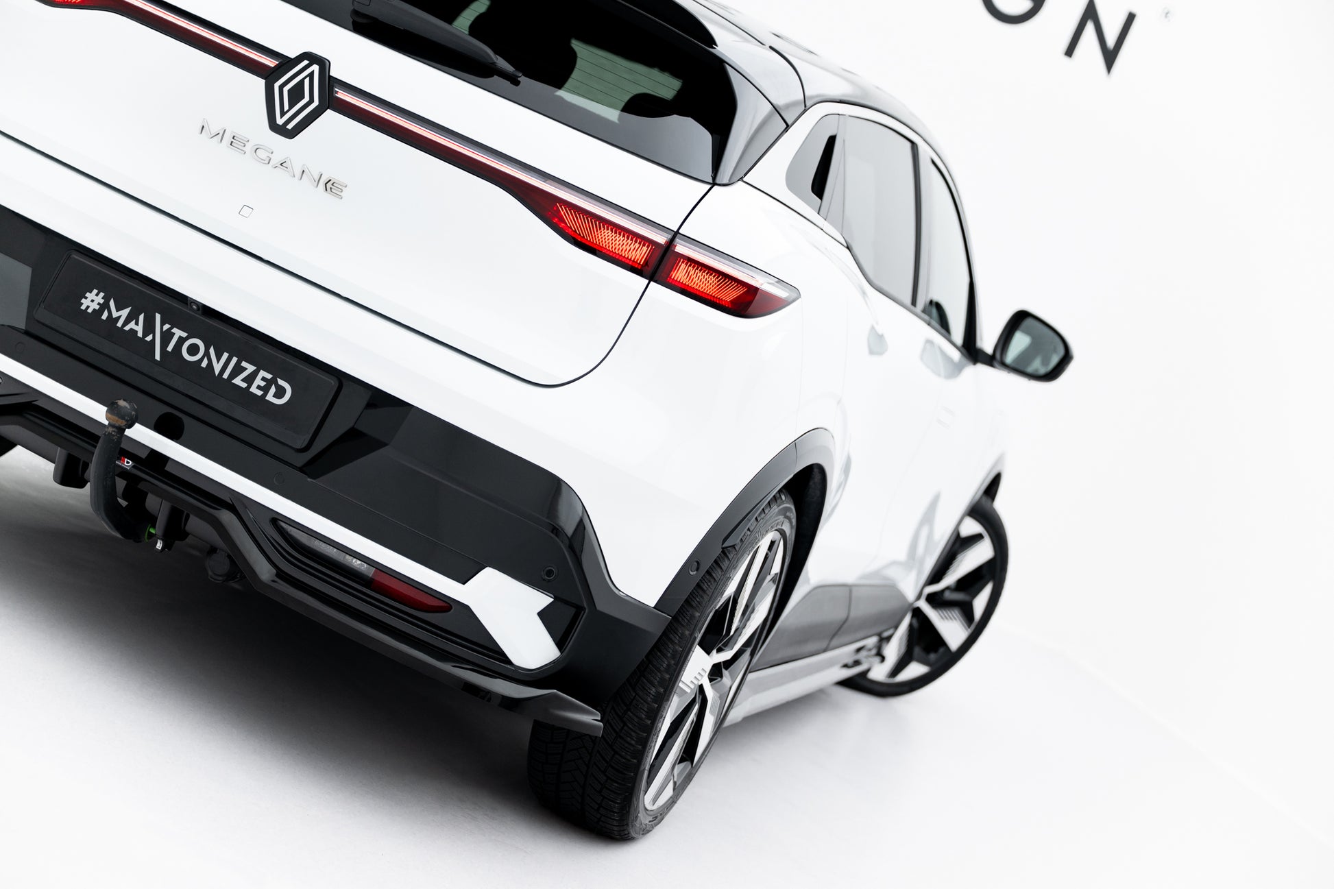 Central Rear Splitter (with vertical bars) Renault Megane E-Tech Electric Mk1