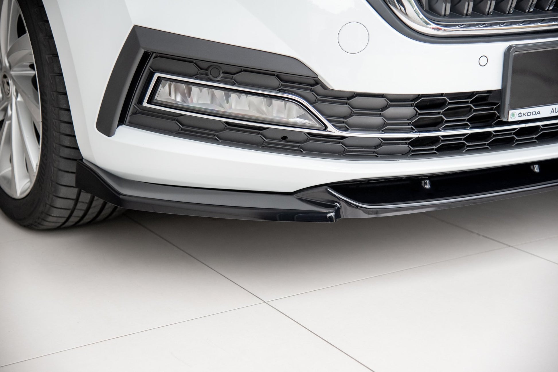 Front Splitter V.1 Skoda Octavia Mk4