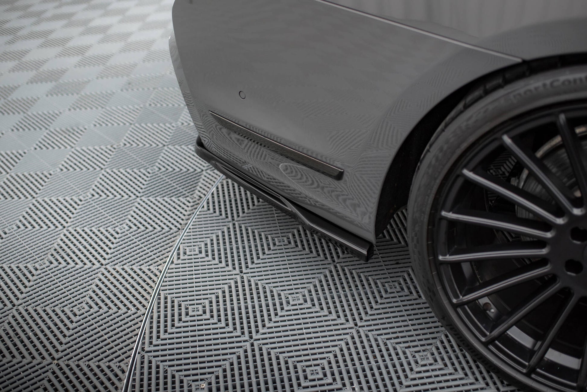 Rear Splitter with vertical bars V.2 BMW 7 M-Pack G11
