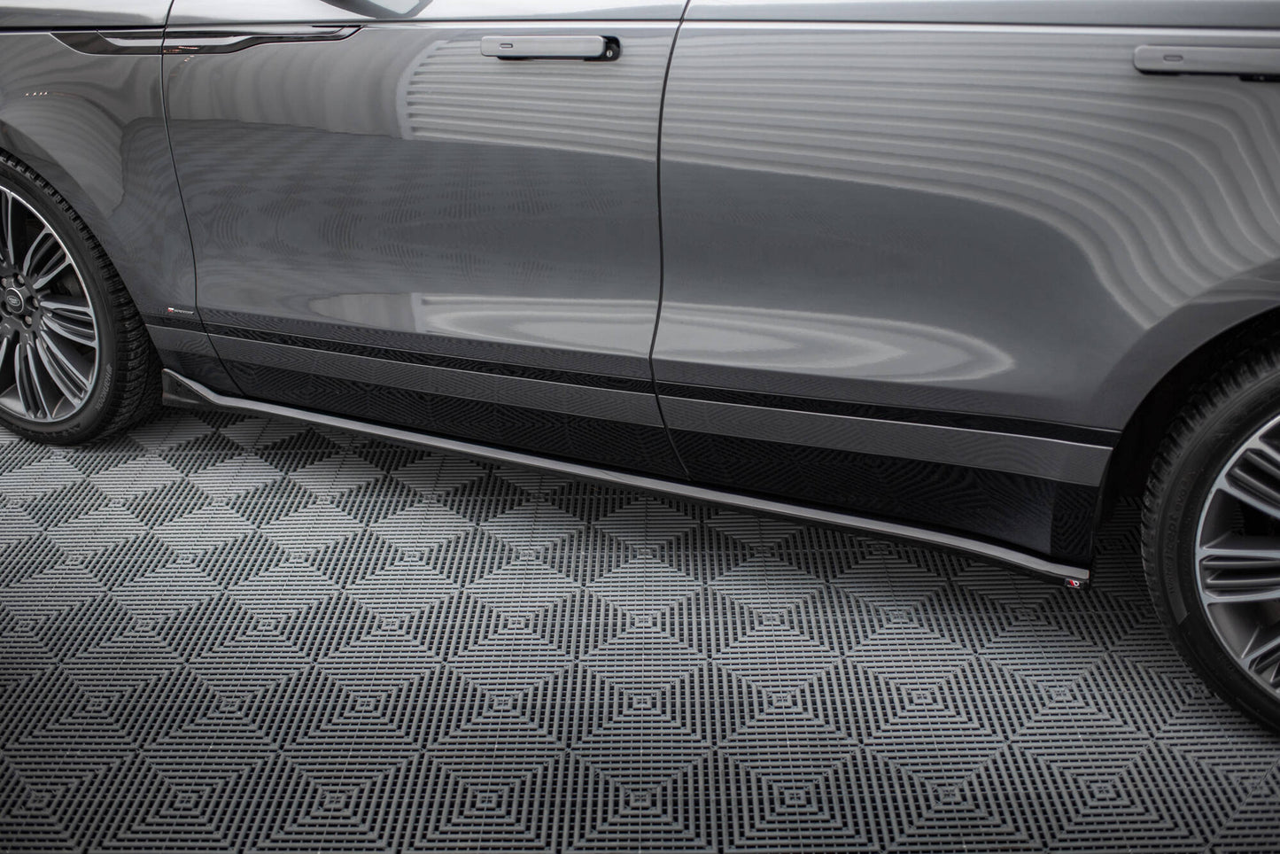 Set of Splitters Land Rover Range Rover Velar R-Dynamic Mk1 (The kit is compatible with the towbar)